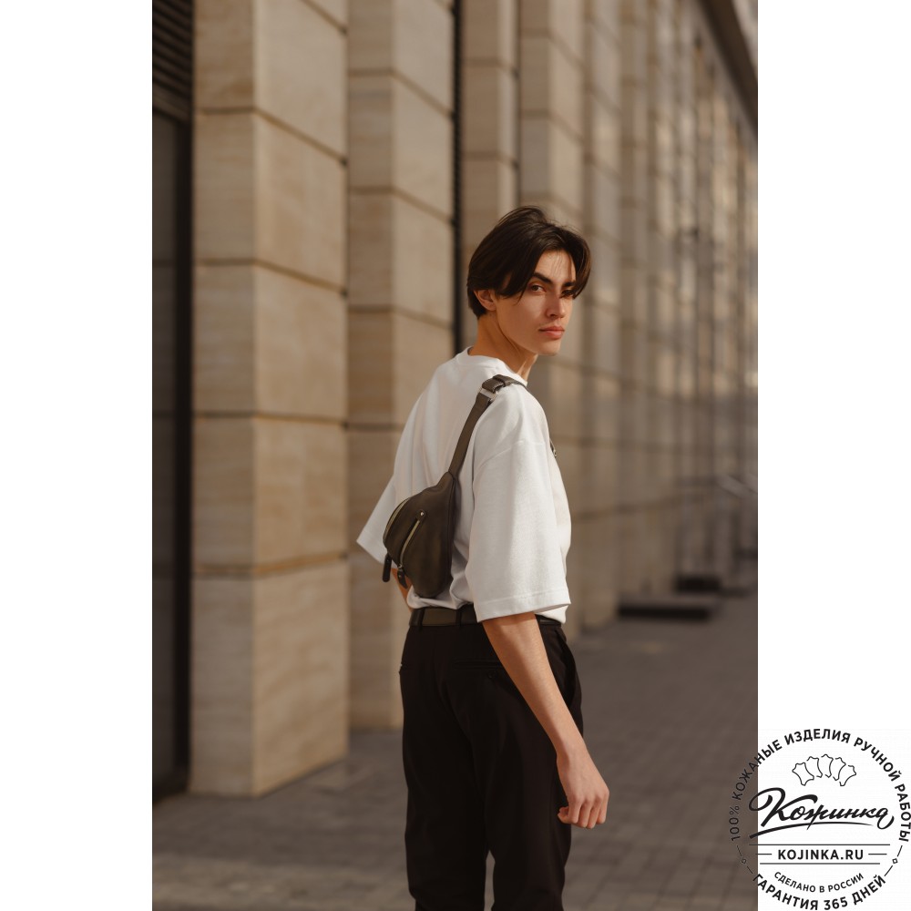 Кожаная сумка на пояс "Сандро" (чёрная гладкая кожа) 